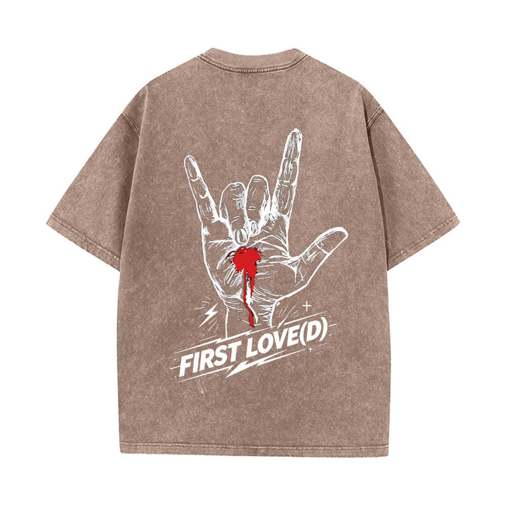 Christianartworkshop Maglietta Grunge Rock con grafica a forma di mano sanguinante, arco e slogan, grande scritta "First Love Letter" sul retro, effetto lavato. - image 5