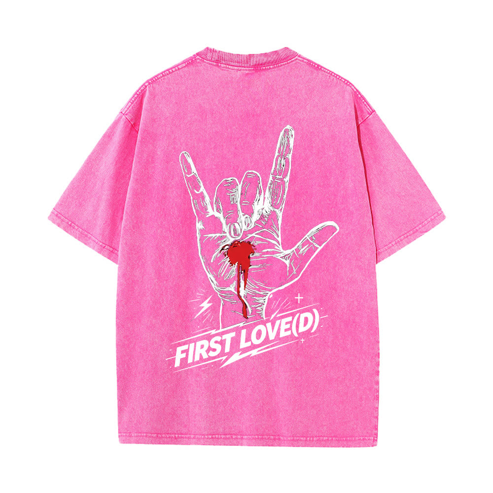 Christianartworkshop Maglietta Grunge Rock con grafica a forma di mano sanguinante, arco e slogan, grande scritta "First Love Letter" sul retro, effetto lavato. - image 17