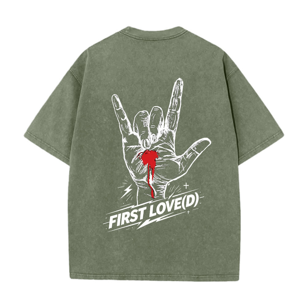 Christianartworkshop Maglietta Grunge Rock con grafica a forma di mano sanguinante, arco e slogan, grande scritta "First Love Letter" sul retro, effetto lavato. - image 23