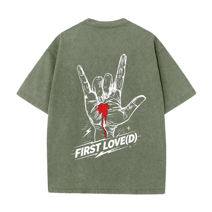 Christianartworkshop Maglietta Grunge Rock con grafica a forma di mano sanguinante, arco e slogan, grande scritta "First Love Letter" sul retro, effetto lavato. - image 23