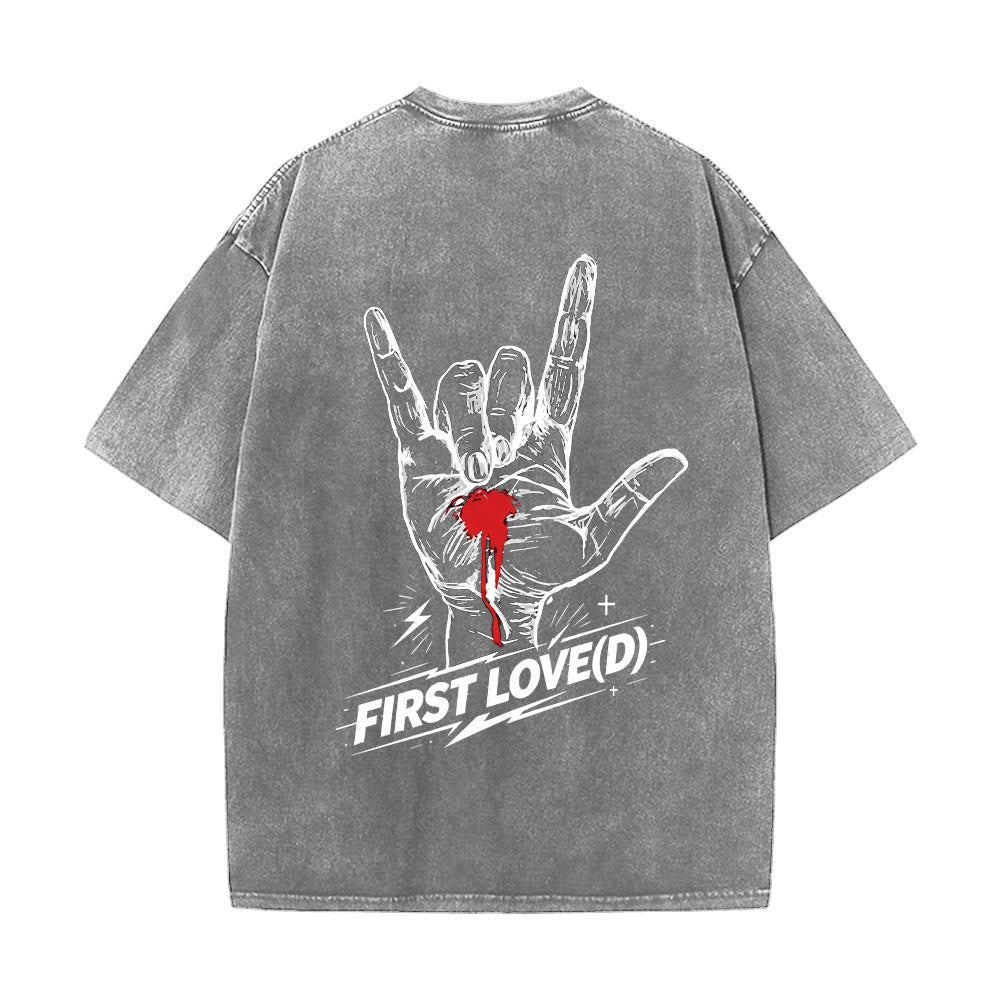 Christianartworkshop Maglietta Grunge Rock con grafica a forma di mano sanguinante, arco e slogan, grande scritta "First Love Letter" sul retro, effetto lavato. - image 26