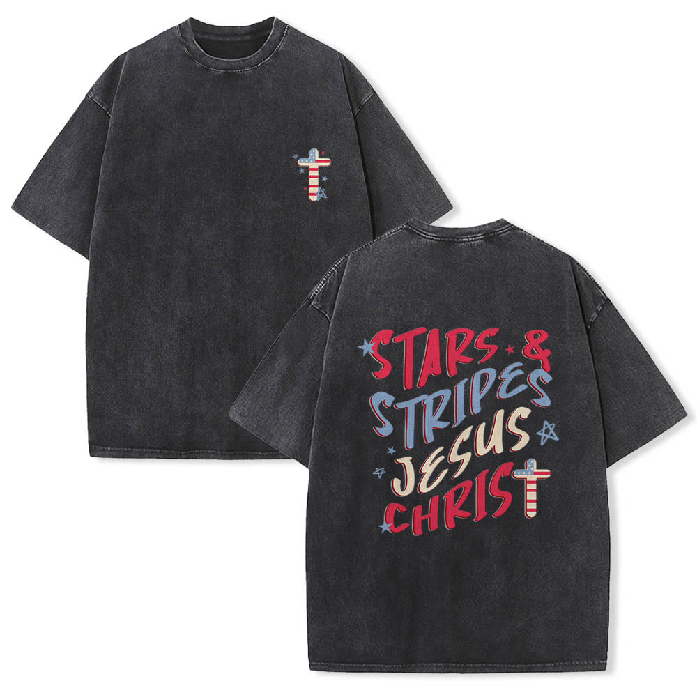 Christianartworkshop Maglietta vintage lavata con stampa doppia "Stars & Stripes Jesus Christ Patriotic Flag Cross Mini Front Chest Multi Color Curly Letter Back Dual Print Vintage Washed T-shirt" - Nero - 5XL - image 0