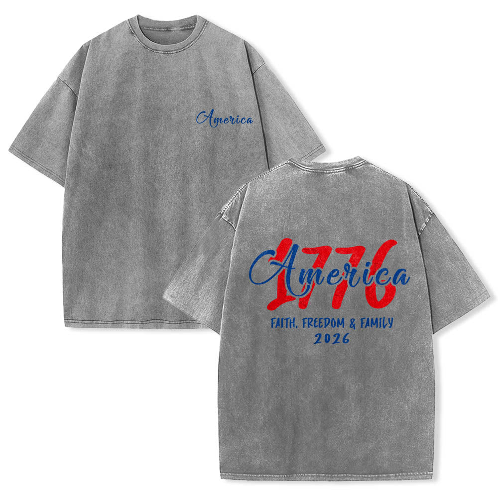 Christianartworkshop Maglietta vintage lavata con stampa doppia a contrasto rosso-blu in corsivo e blocchi, con scritta "America 1776 Faith Freedom & Family". - Grigio - 5XL - image 0