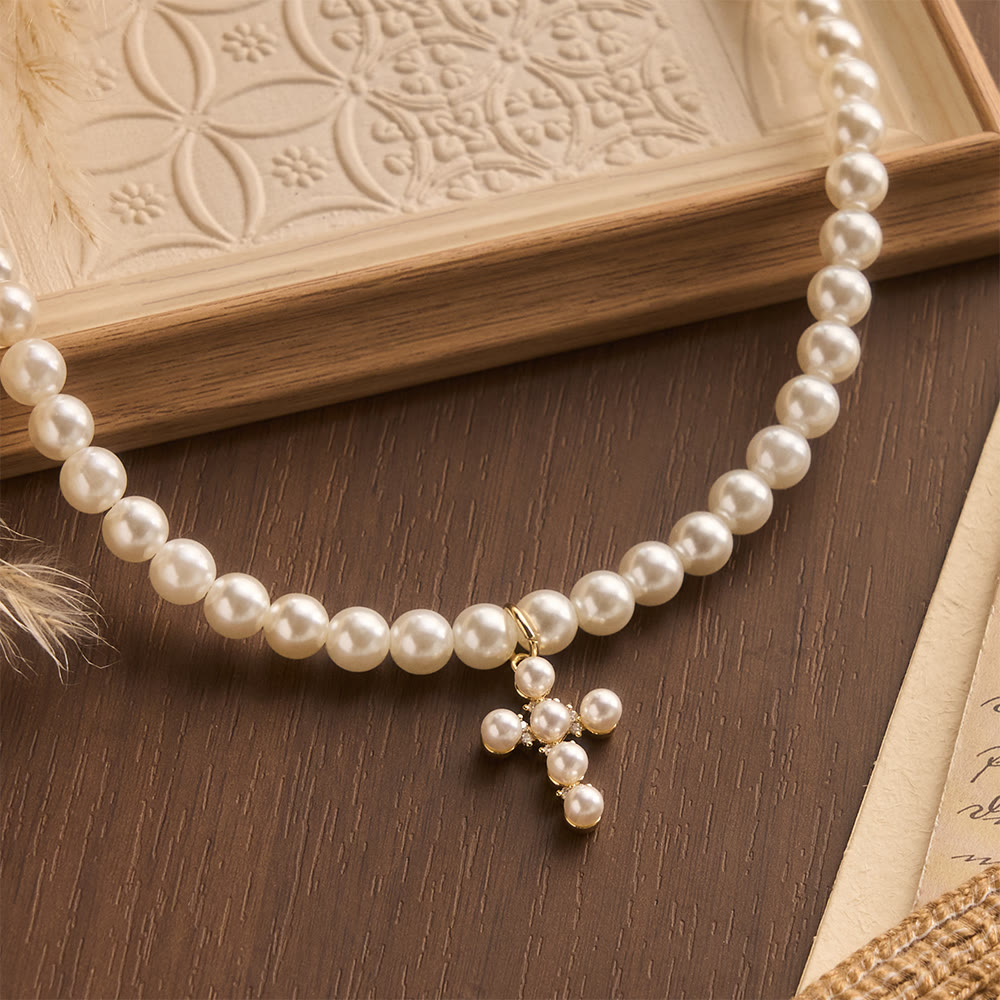 Christianartworkshop Elegante collana girocollo con mini ciondolo a croce e perline di perle sintetiche: un simbolo senza tempo di dolce protezione celeste. - Attraverso - image 0