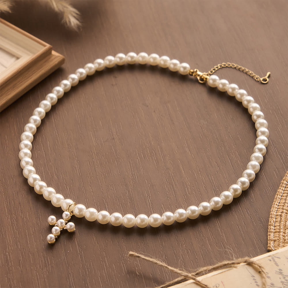 Christianartworkshop Elegante collana girocollo con mini ciondolo a croce e perline di perle sintetiche: un simbolo senza tempo di dolce protezione celeste. - image 1