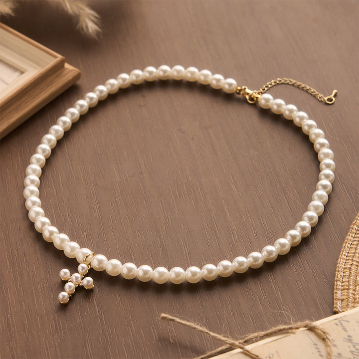 Christianartworkshop Elegante collana girocollo con mini ciondolo a croce e perline di perle sintetiche: un simbolo senza tempo di dolce protezione celeste. - image 1