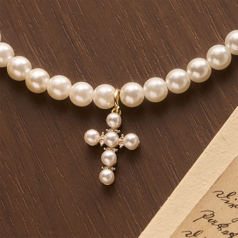 Christianartworkshop Elegante collana girocollo con mini ciondolo a croce e perline di perle sintetiche: un simbolo senza tempo di dolce protezione celeste. - image 3