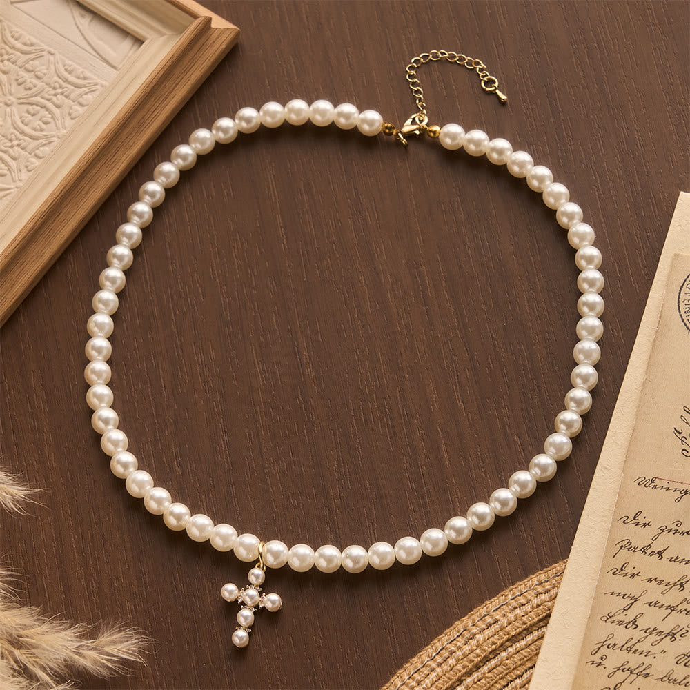 Christianartworkshop Elegante collana girocollo con mini ciondolo a croce e perline di perle sintetiche: un simbolo senza tempo di dolce protezione celeste. - image 2