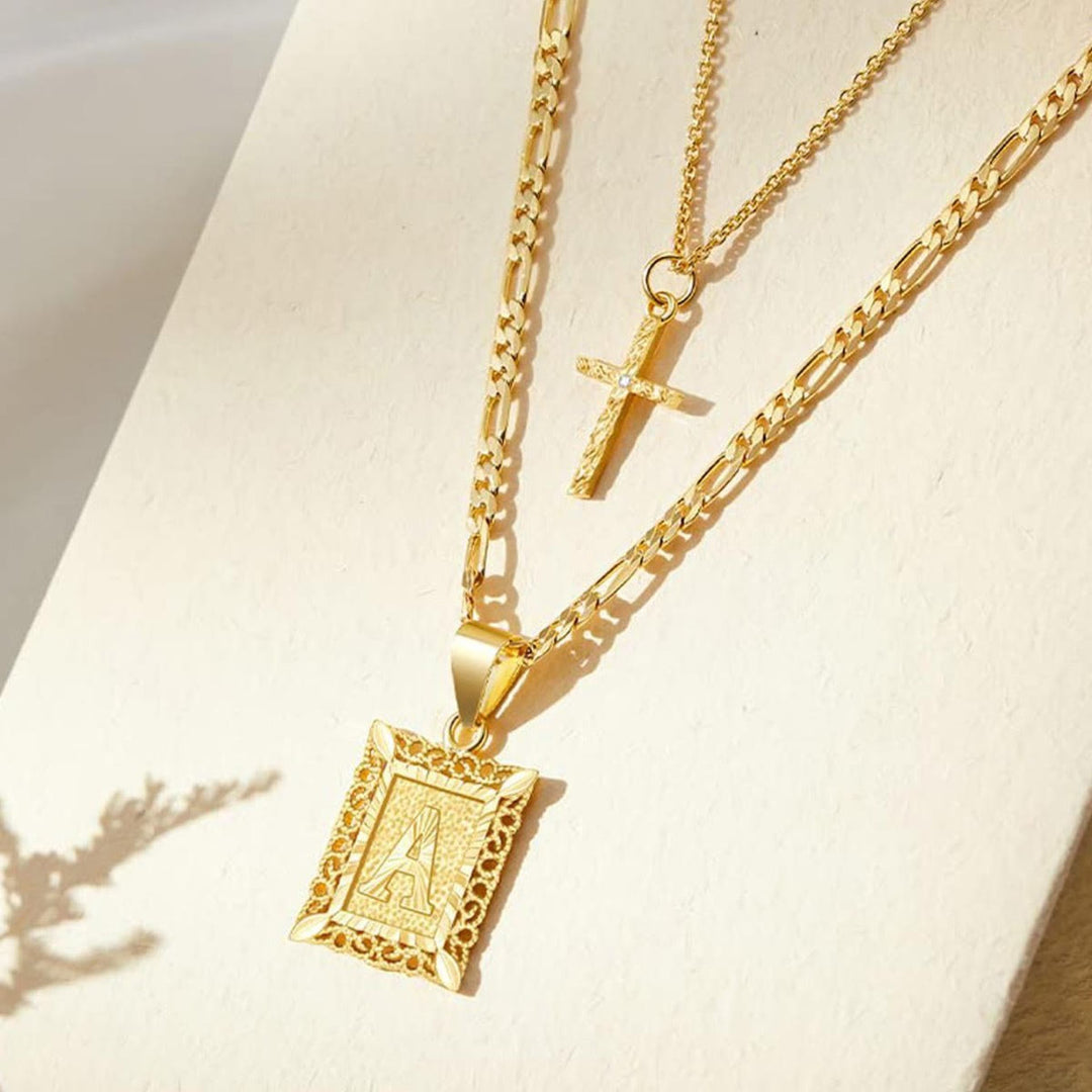 Christianartworkshop Delicata collana a catena Figaro con croce impilabile a due livelli e targhetta iniziale dalla A alla Z con strass: emblema senza tempo di dolce protezione celeste. - UN - image 0