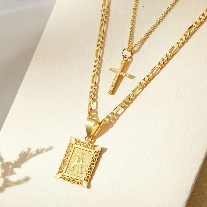 Christianartworkshop Delicata collana a catena Figaro con croce impilabile a due livelli e targhetta iniziale dalla A alla Z con strass: emblema senza tempo di dolce protezione celeste. - UN - image 0