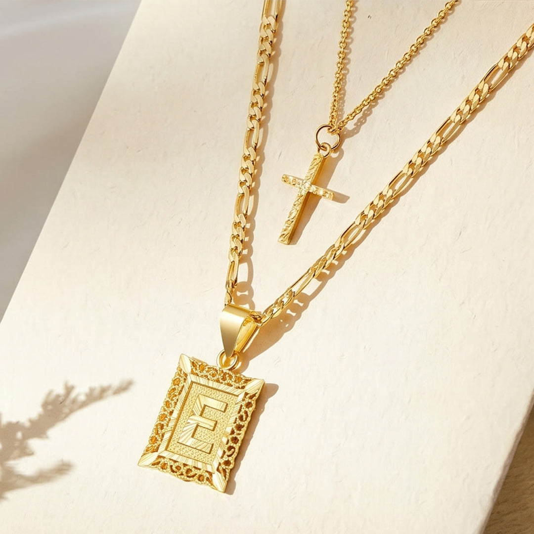 Christianartworkshop Delicata collana a catena Figaro con croce impilabile a due livelli e targhetta iniziale dalla A alla Z con strass: emblema senza tempo di dolce protezione celeste. - E - image 7