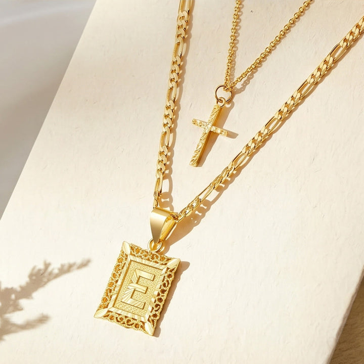 Christianartworkshop Delicata collana a catena Figaro con croce impilabile a due livelli e targhetta iniziale dalla A alla Z con strass: emblema senza tempo di dolce protezione celeste. - E - image 7