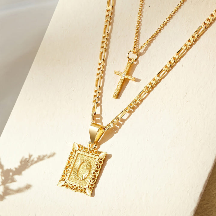 Christianartworkshop Delicata collana a catena Figaro con croce impilabile a due livelli e targhetta iniziale dalla A alla Z con strass: emblema senza tempo di dolce protezione celeste. - O - image 16