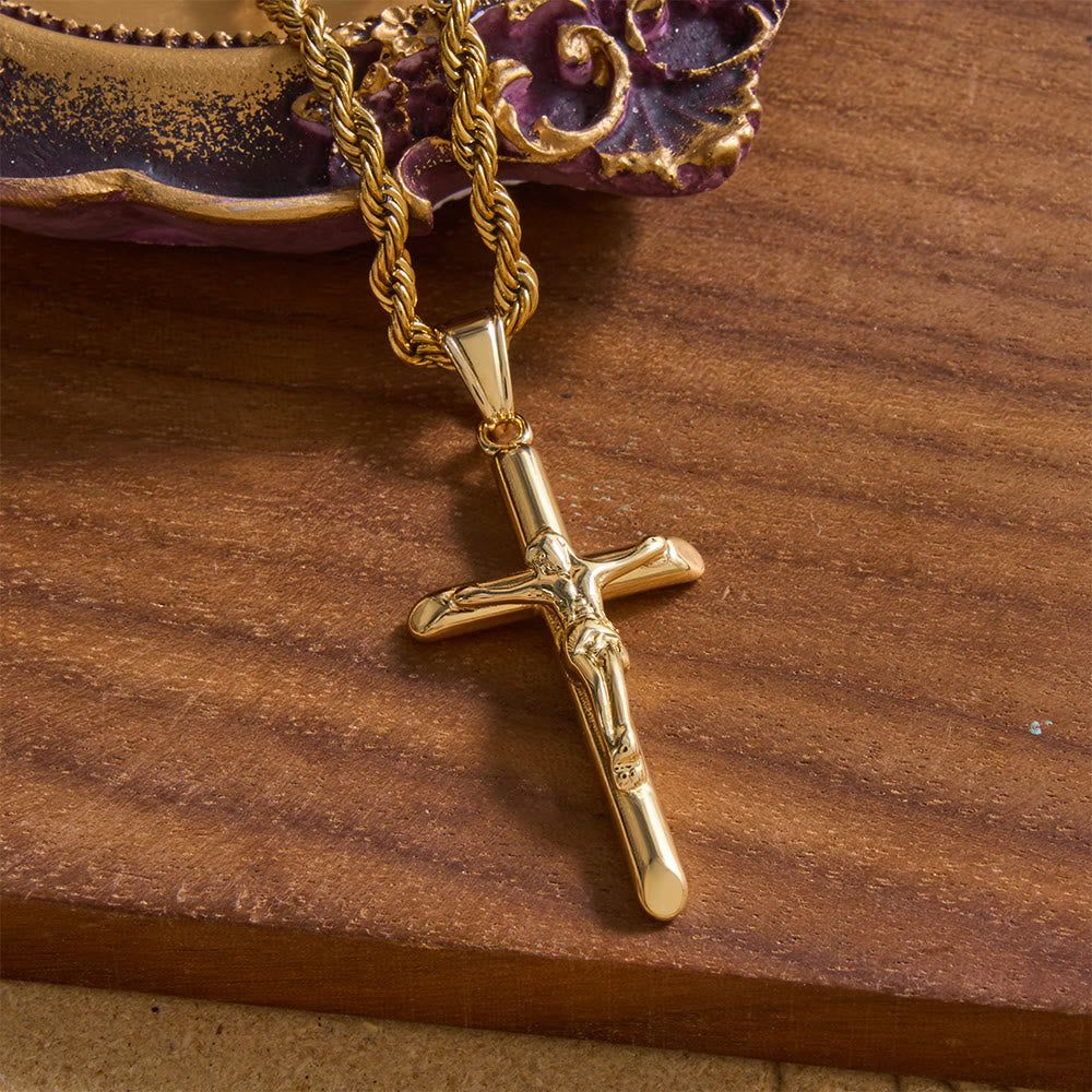 Christianartworkshop Collana con ciondolo a forma di crocifisso di Gesù in rilievo e catena a corda intrecciata: emblema senza tempo di dolce protezione celeste. - D'oro - image 1