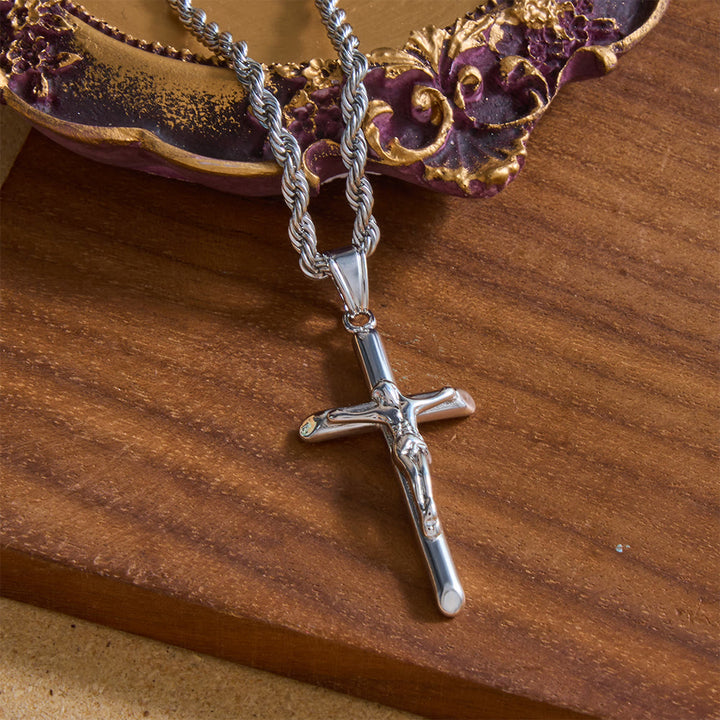 Christianartworkshop Collana con ciondolo a forma di crocifisso di Gesù in rilievo e catena a corda intrecciata: emblema senza tempo di dolce protezione celeste. - Argento - image 3
