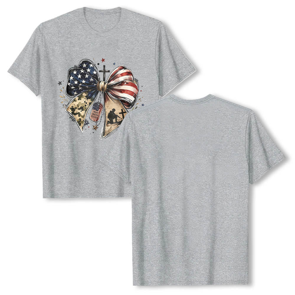 Christianartworkshop T-shirt classica patriottica con stampa frontale a pannelli multipli, fiocco, croce, piastrina militare e stella. - image 1