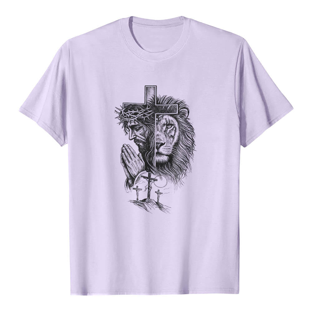 Christianartworkshop Maglietta classica con stampa frontale raffigurante il ritratto diviso di Gesù in preghiera, il leone, la croce, il Golgota e le tre croci. - Viola - 2XL - image 12