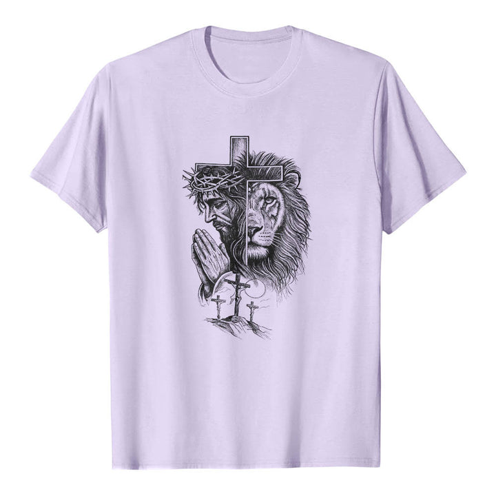 Christianartworkshop Maglietta classica con stampa frontale raffigurante il ritratto diviso di Gesù in preghiera, il leone, la croce, il Golgota e le tre croci. - Viola - 2XL - image 12