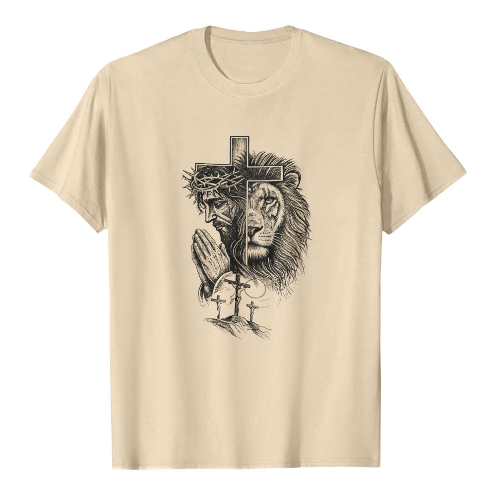 Christianartworkshop Maglietta classica con stampa frontale raffigurante il ritratto diviso di Gesù in preghiera, il leone, la croce, il Golgota e le tre croci. - Beige - 2XL - image 2