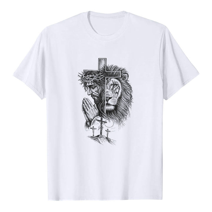 Christianartworkshop Maglietta classica con stampa frontale raffigurante il ritratto diviso di Gesù in preghiera, il leone, la croce, il Golgota e le tre croci. - Bianco - 2XL - image 0
