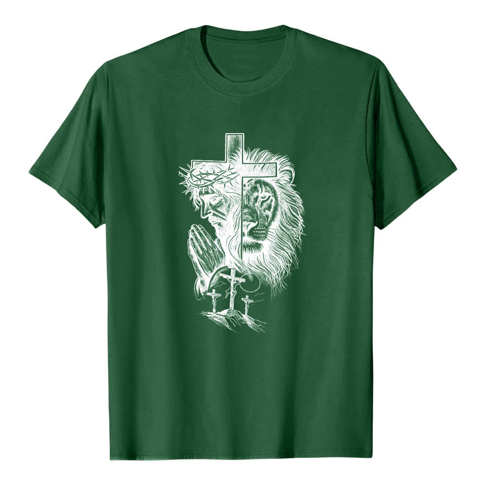 Christianartworkshop Maglietta classica con stampa frontale raffigurante il ritratto diviso di Gesù in preghiera, il leone, la croce, il Golgota e le tre croci. - Verde scuro - 2XL - image 6