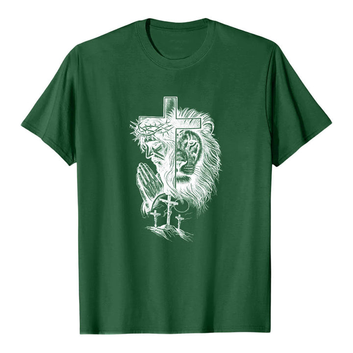 Christianartworkshop Maglietta classica con stampa frontale raffigurante il ritratto diviso di Gesù in preghiera, il leone, la croce, il Golgota e le tre croci. - Verde scuro - 2XL - image 6