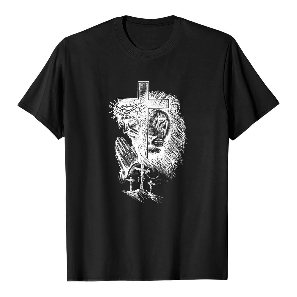 Christianartworkshop Maglietta classica con stampa frontale raffigurante il ritratto diviso di Gesù in preghiera, il leone, la croce, il Golgota e le tre croci. - Nero - 2XL - image 8