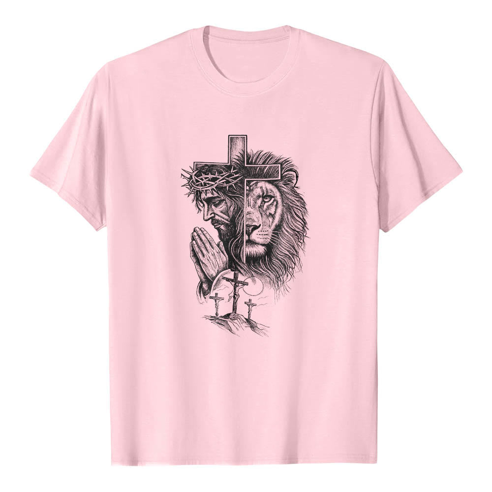 Christianartworkshop Maglietta classica con stampa frontale raffigurante il ritratto diviso di Gesù in preghiera, il leone, la croce, il Golgota e le tre croci. - Rosa - 2XL - image 16