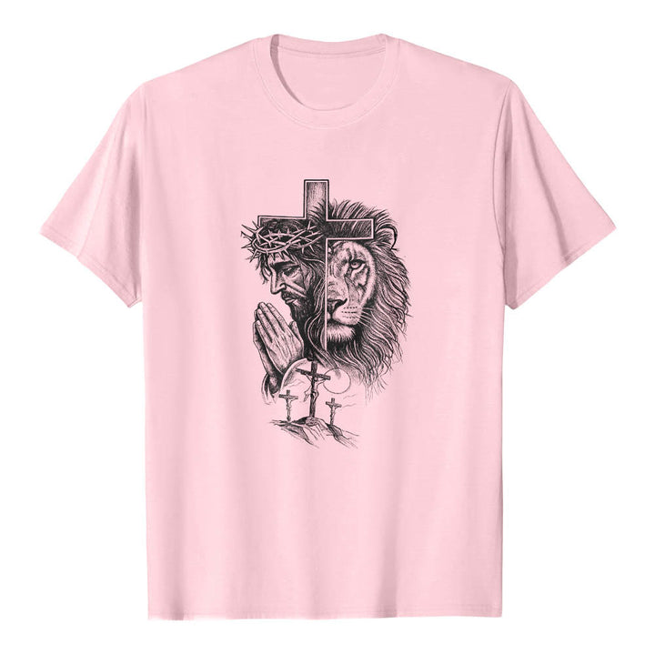 Christianartworkshop Maglietta classica con stampa frontale raffigurante il ritratto diviso di Gesù in preghiera, il leone, la croce, il Golgota e le tre croci. - Rosa - 2XL - image 16