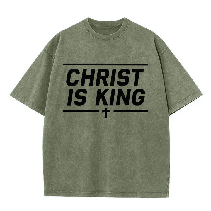 Christianartworkshop Maglietta lavata con stampa frontale a croce centrata e doppia linea orizzontale incorniciata da Cristo re. - Verde militare - 5XL - image 16