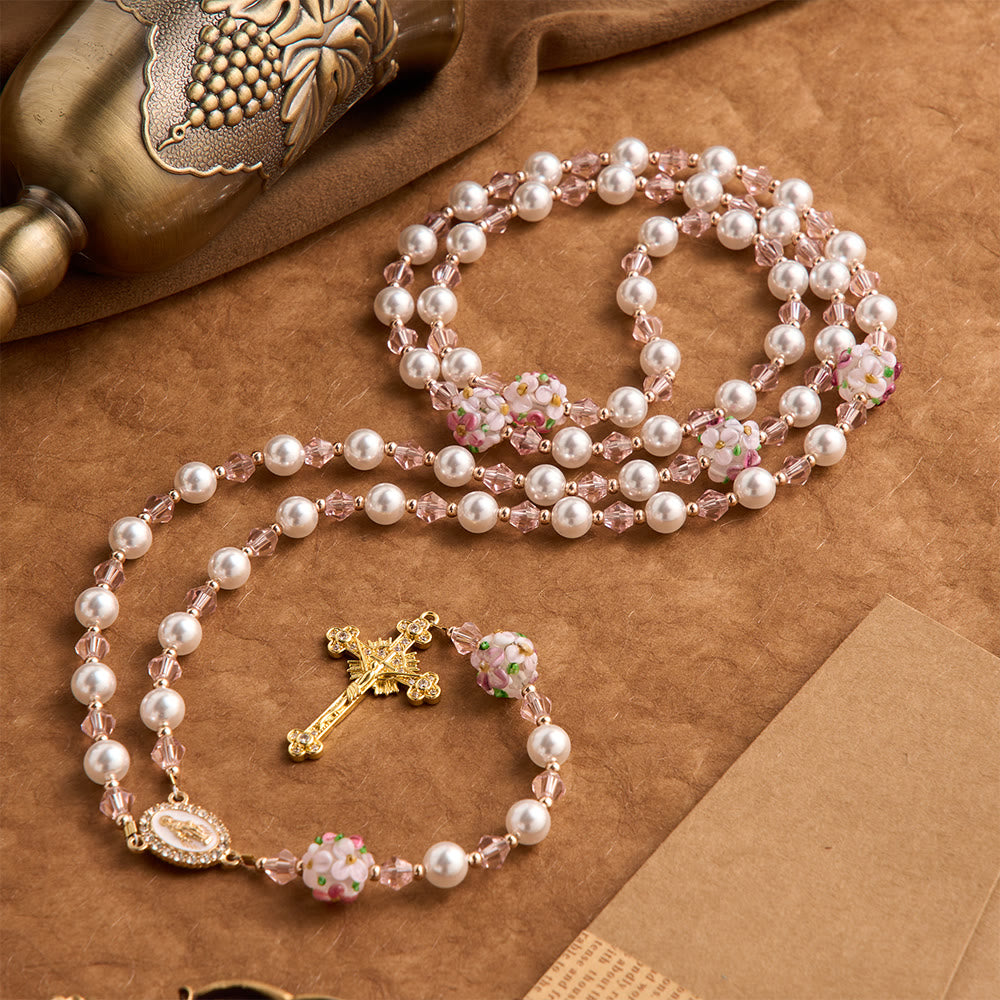 Christianartworkshop Rosario color crema con perle, fiori e cristalli, con crocifisso dorato impreziosito da gemme: emblema di dolcezza celeste. - Rosario floreale rosa - image 0