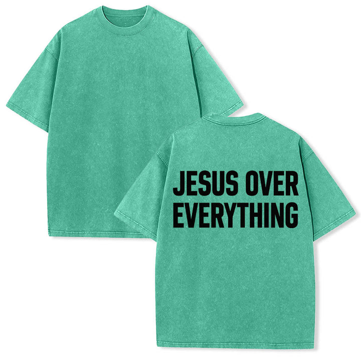 Christianartworkshop Maglietta lavata con stampa a blocchi sul retro e scritta "Jesus Over Everything" su due righe in grassetto. - image 11