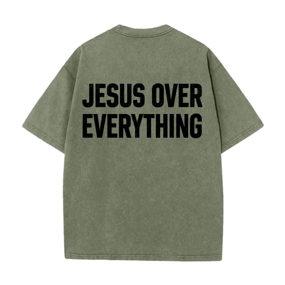 Christianartworkshop Maglietta lavata con stampa a blocchi sul retro e scritta "Jesus Over Everything" su due righe in grassetto. - Verde militare - 5XL - image 16