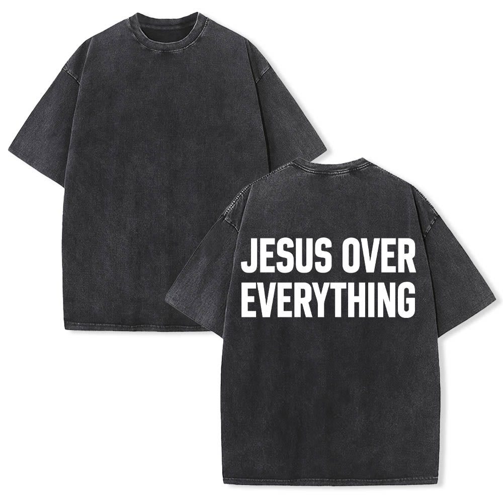 Christianartworkshop Maglietta lavata con stampa a blocchi sul retro e scritta "Jesus Over Everything" su due righe in grassetto. - image 1