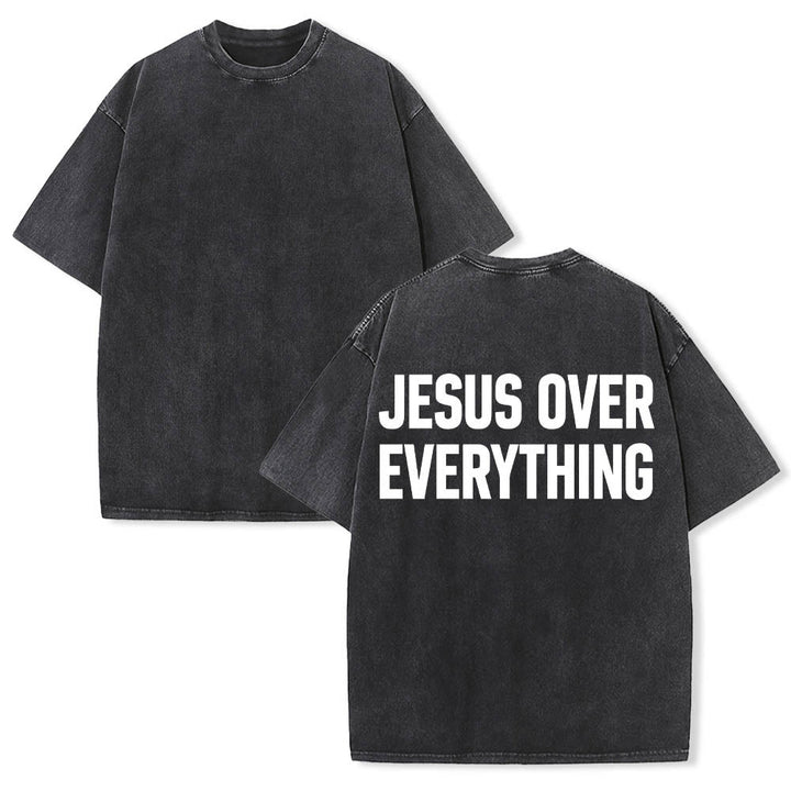 Christianartworkshop Maglietta lavata con stampa a blocchi sul retro e scritta "Jesus Over Everything" su due righe in grassetto. - image 1