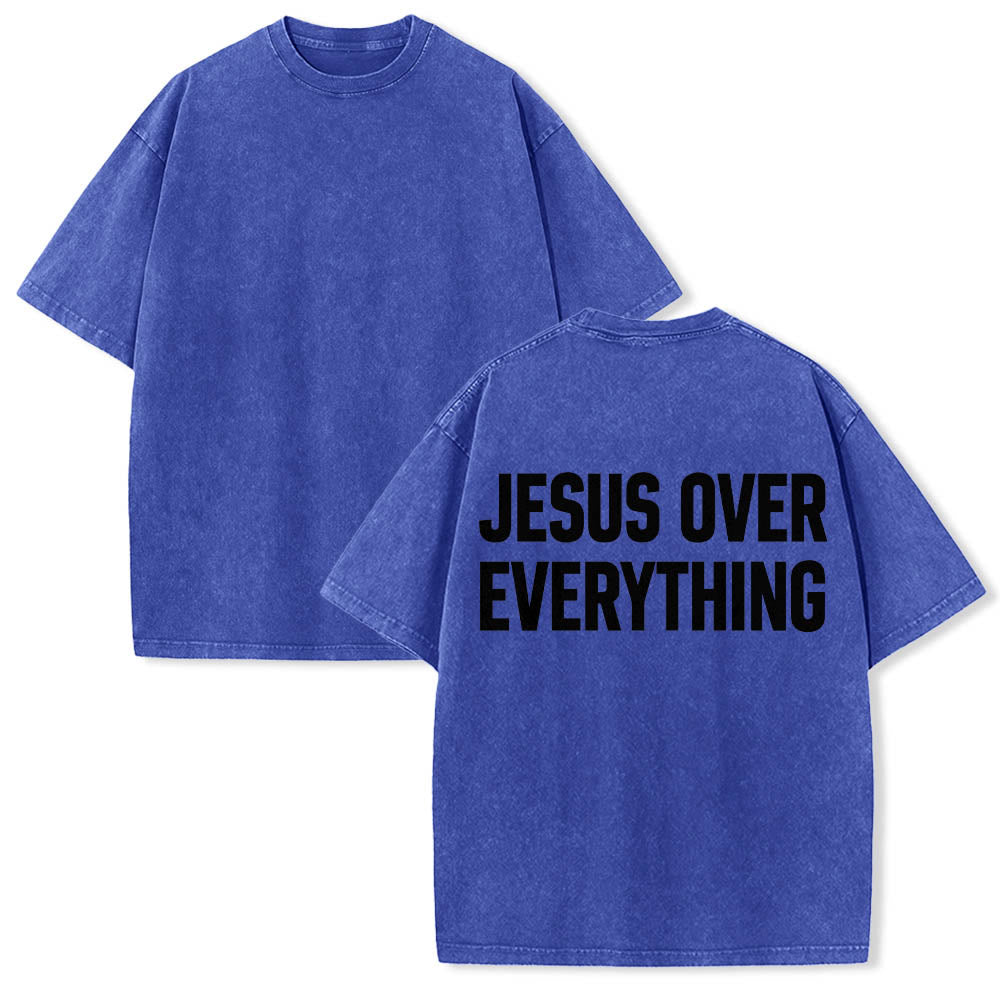 Christianartworkshop Maglietta lavata con stampa a blocchi sul retro e scritta "Jesus Over Everything" su due righe in grassetto. - image 9