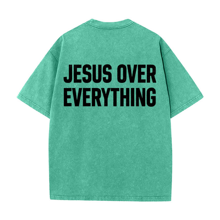 Christianartworkshop Maglietta lavata con stampa a blocchi sul retro e scritta "Jesus Over Everything" su due righe in grassetto. - Verde - 5XL - image 10