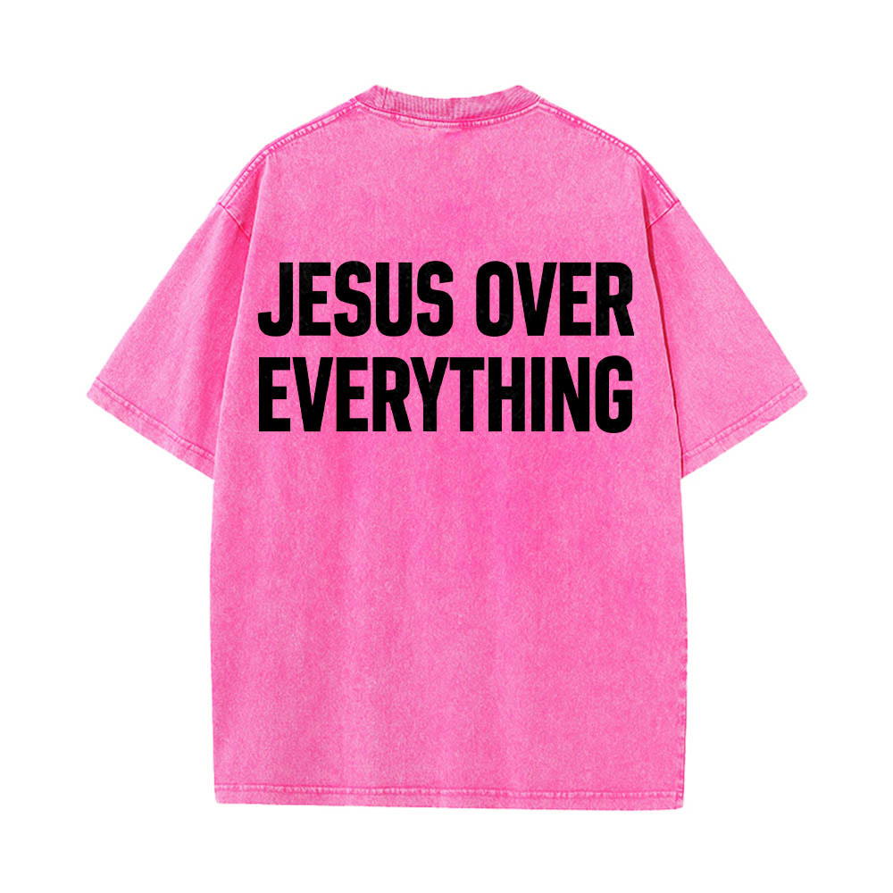 Christianartworkshop Maglietta lavata con stampa a blocchi sul retro e scritta "Jesus Over Everything" su due righe in grassetto. - Rosa - 5XL - image 14