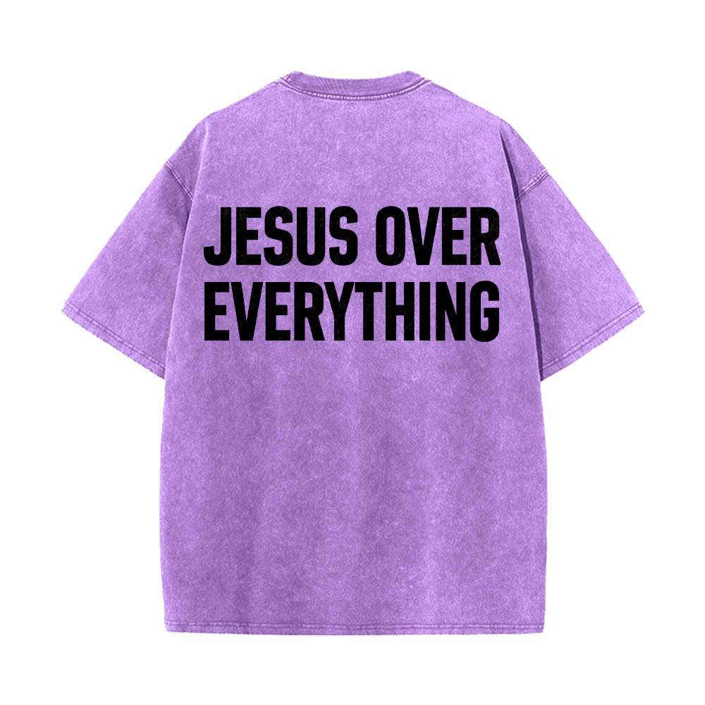 Christianartworkshop Maglietta lavata con stampa a blocchi sul retro e scritta "Jesus Over Everything" su due righe in grassetto. - Viola - 5XL - image 12