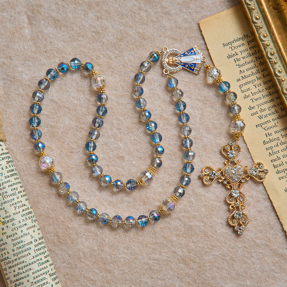 Christianartworkshop Rosario con perline blu iridescenti, con la Madonna di Aparecida e crocifisso con strass: rosario personalizzato con nome, ricordo per la cappella. - image 3