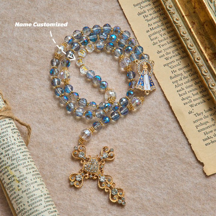 Christianartworkshop Rosario con perline blu iridescenti, con la Madonna di Aparecida e crocifisso con strass: rosario personalizzato con nome, ricordo per la cappella. - Nome personalizzato (tutto in maiuscolo) - image 2