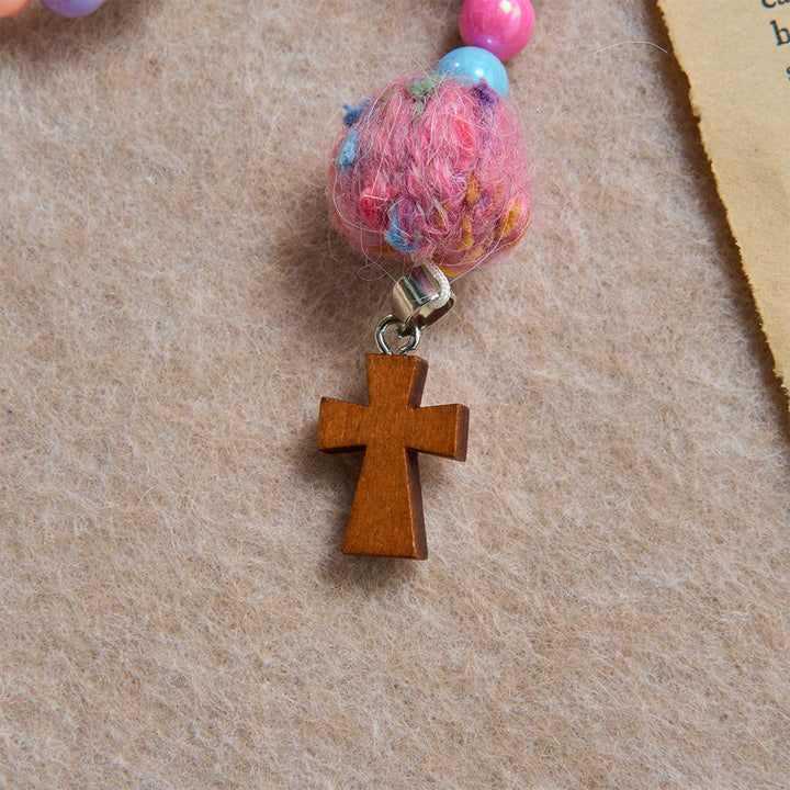 Christianartworkshop Rosario per bambini con perline a forma di macaron e pompon soffici, con croce in legno: emblema di innocente gentilezza celeste. - image 6