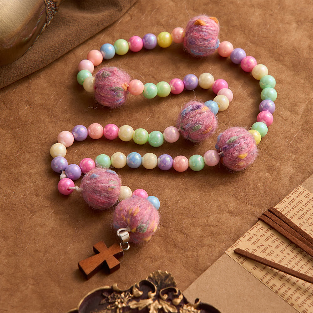 Christianartworkshop Rosario per bambini con perline a forma di macaron e pompon soffici, con croce in legno: emblema di innocente gentilezza celeste. - image 2
