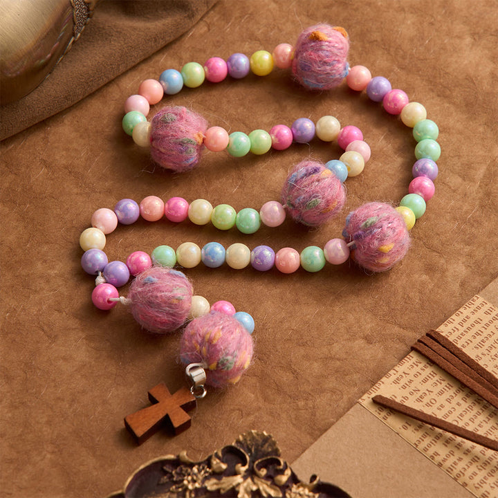 Christianartworkshop Rosario per bambini con perline a forma di macaron e pompon soffici, con croce in legno: emblema di innocente gentilezza celeste. - image 2