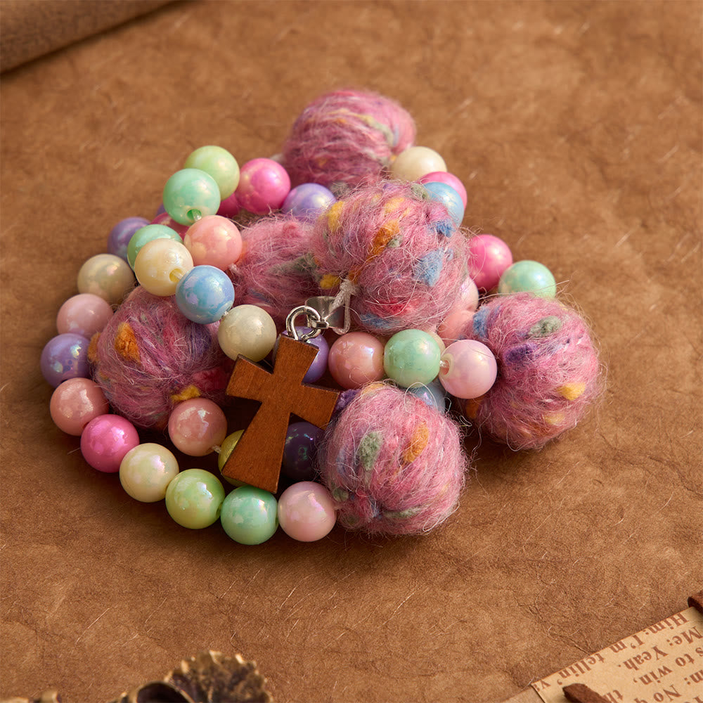 Christianartworkshop Rosario per bambini con perline a forma di macaron e pompon soffici, con croce in legno: emblema di innocente gentilezza celeste. - image 3