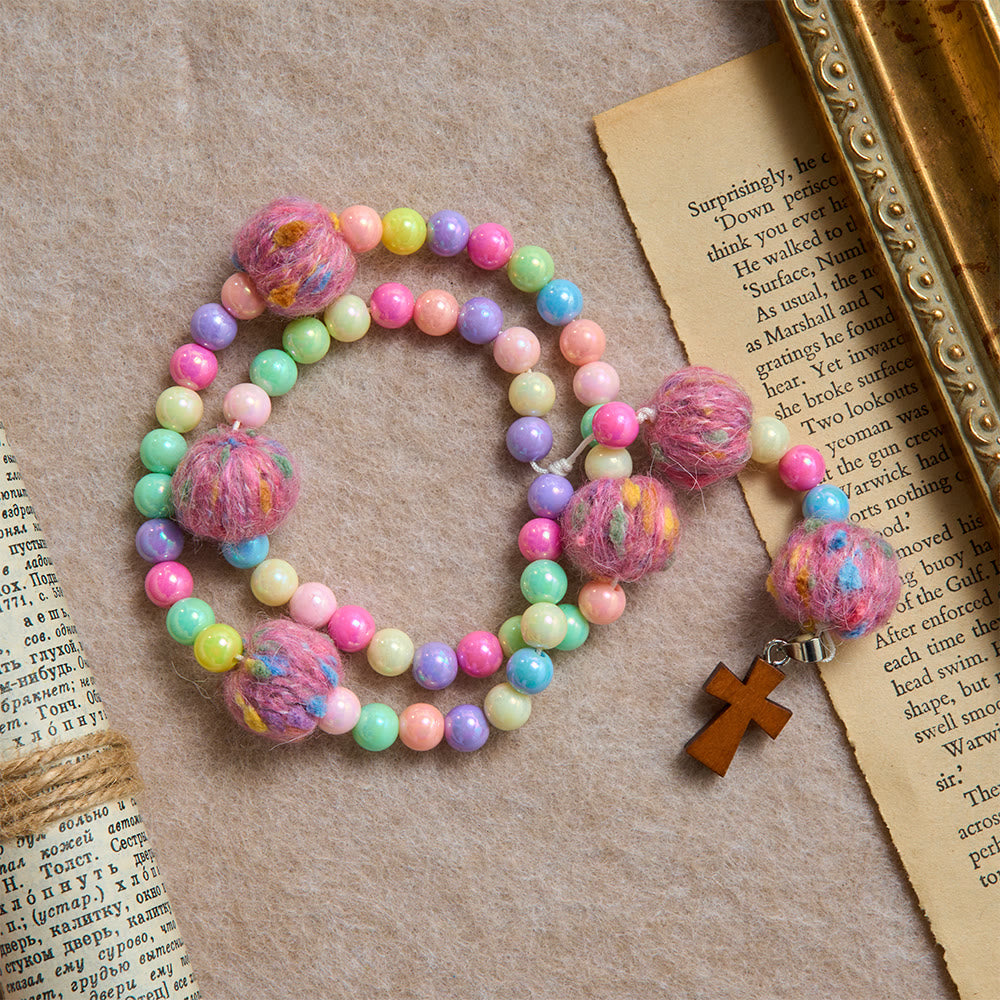 Christianartworkshop Rosario per bambini con perline a forma di macaron e pompon soffici, con croce in legno: emblema di innocente gentilezza celeste. - image 4