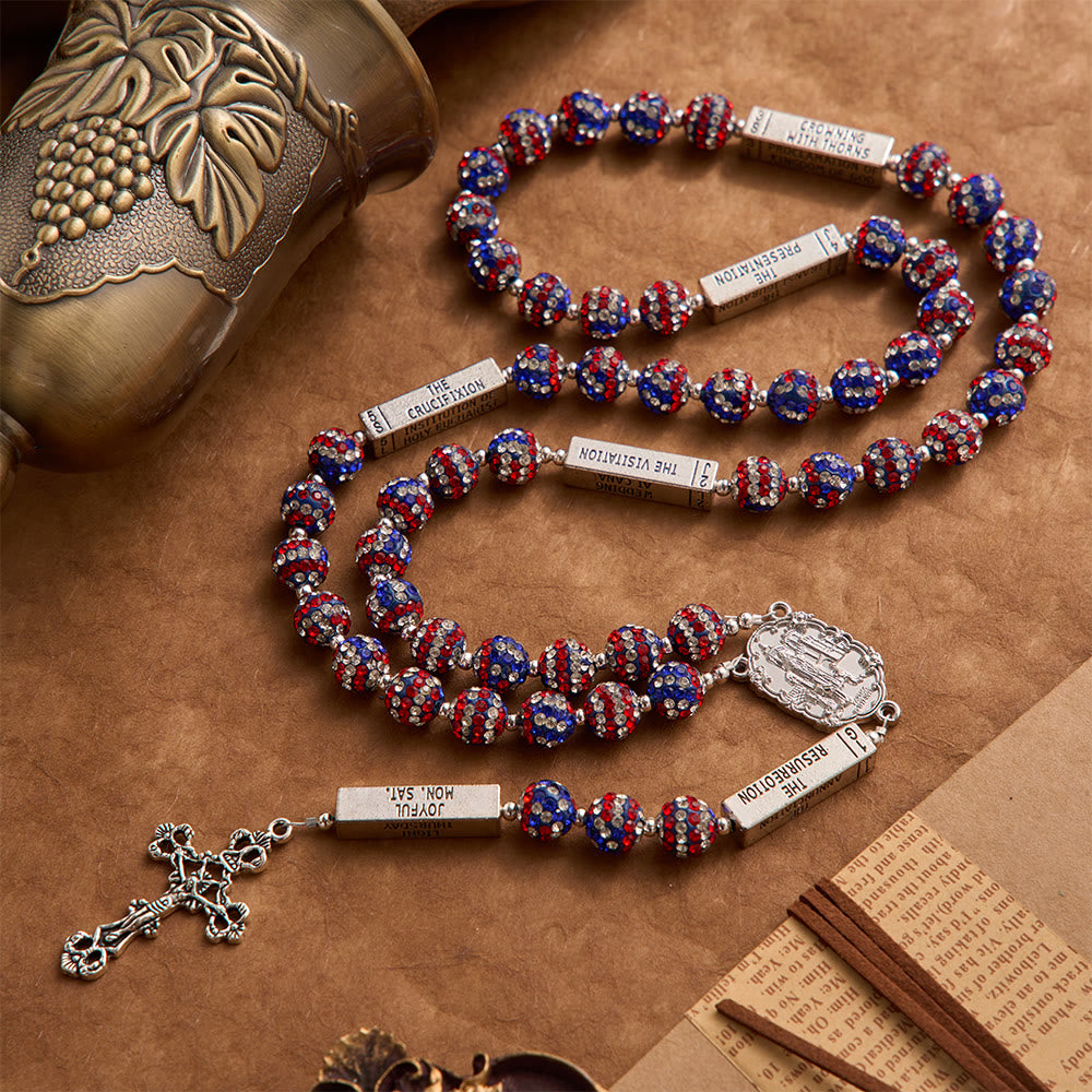Christianartworkshop Rosario con barretta di versetto biblico e strass nei toni della bandiera americana, con crocifisso antico: emblema di fedele alleanza celeste. - Rosario nei toni della bandiera americana - image 0