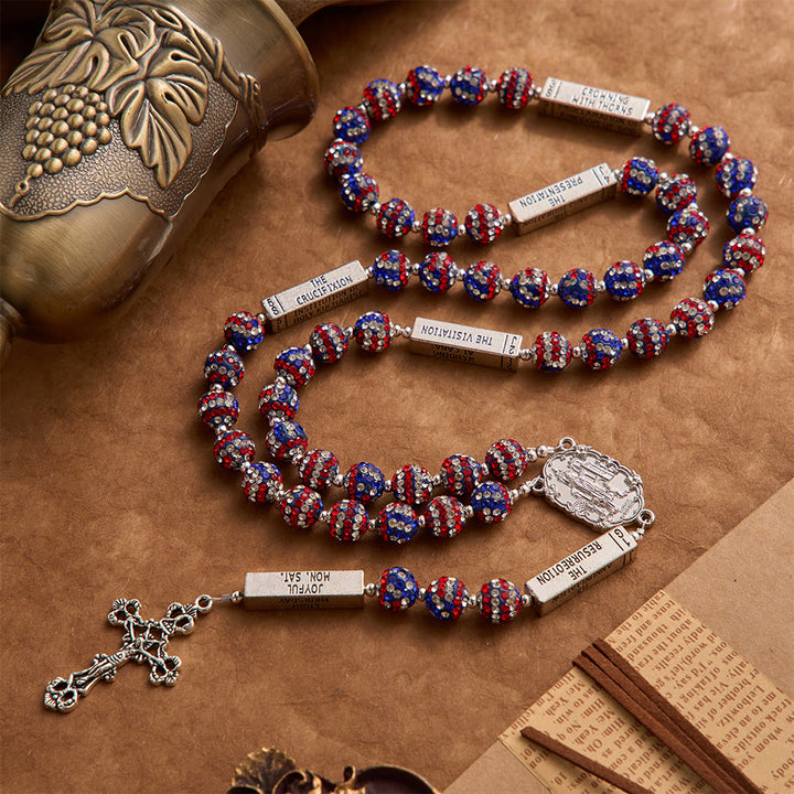 Christianartworkshop Rosario con barretta di versetto biblico e strass nei toni della bandiera americana, con crocifisso antico: emblema di fedele alleanza celeste. - Rosario nei toni della bandiera americana - image 0