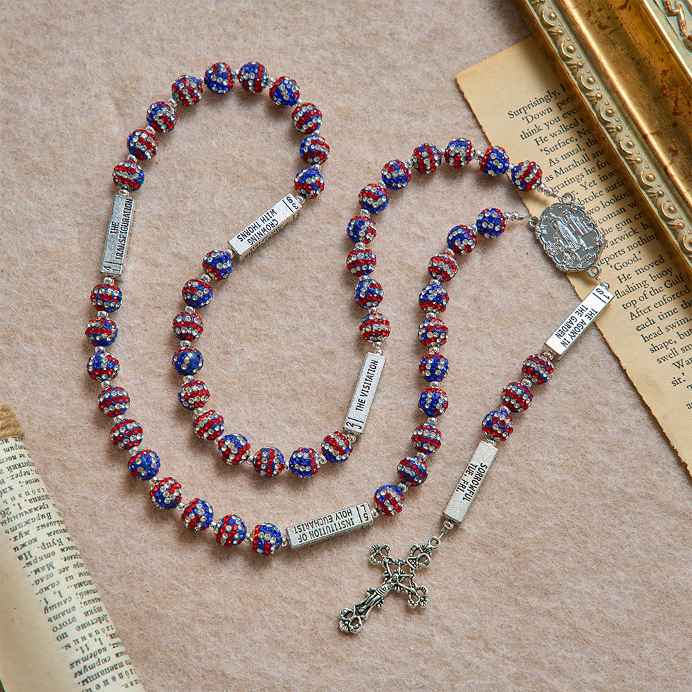 Christianartworkshop Rosario con barretta di versetto biblico e strass nei toni della bandiera americana, con crocifisso antico: emblema di fedele alleanza celeste. - image 3