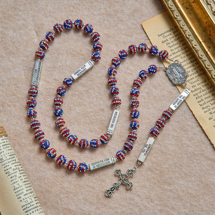 Christianartworkshop Rosario con barretta di versetto biblico e strass nei toni della bandiera americana, con crocifisso antico: emblema di fedele alleanza celeste. - image 3